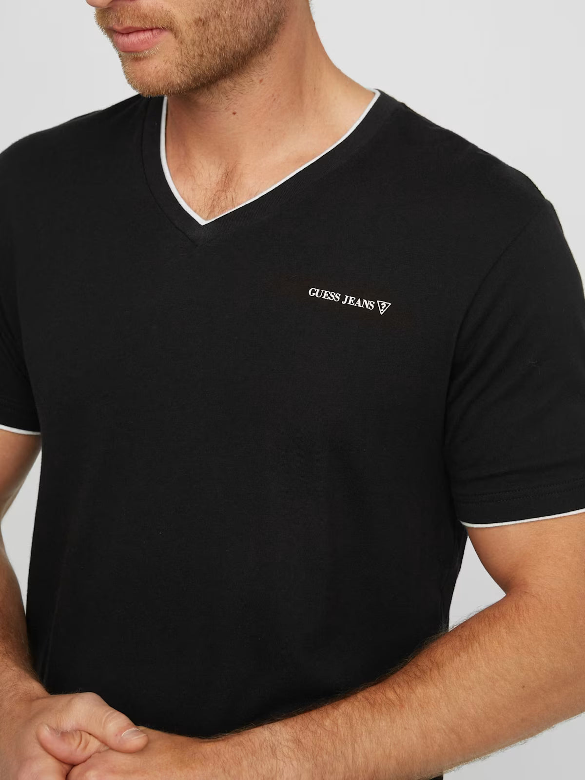 GUESS MENS' Armin V-Neck Tee/ BLACK