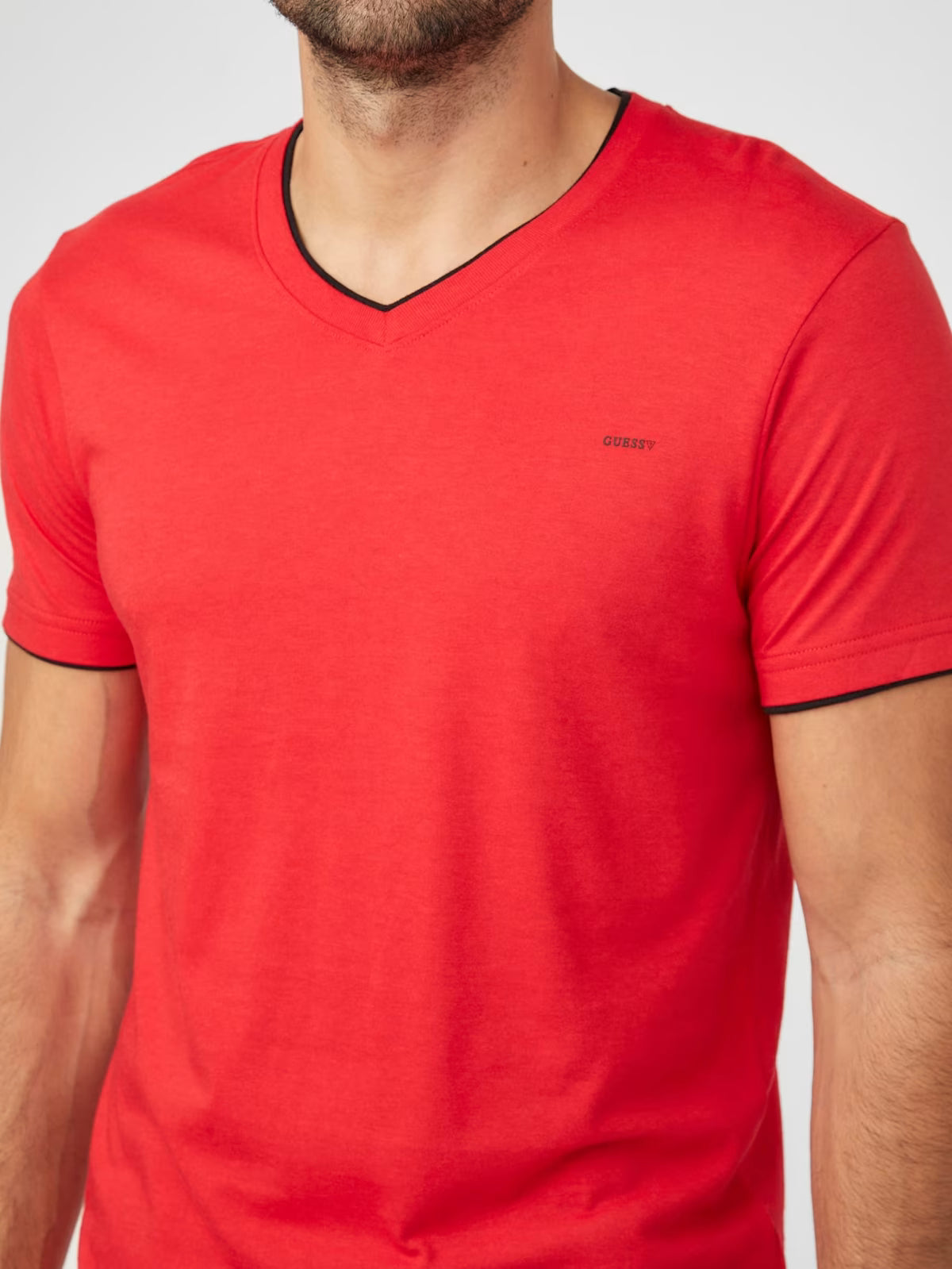 GUESS MENS' Armin V-Neck Tee/RED