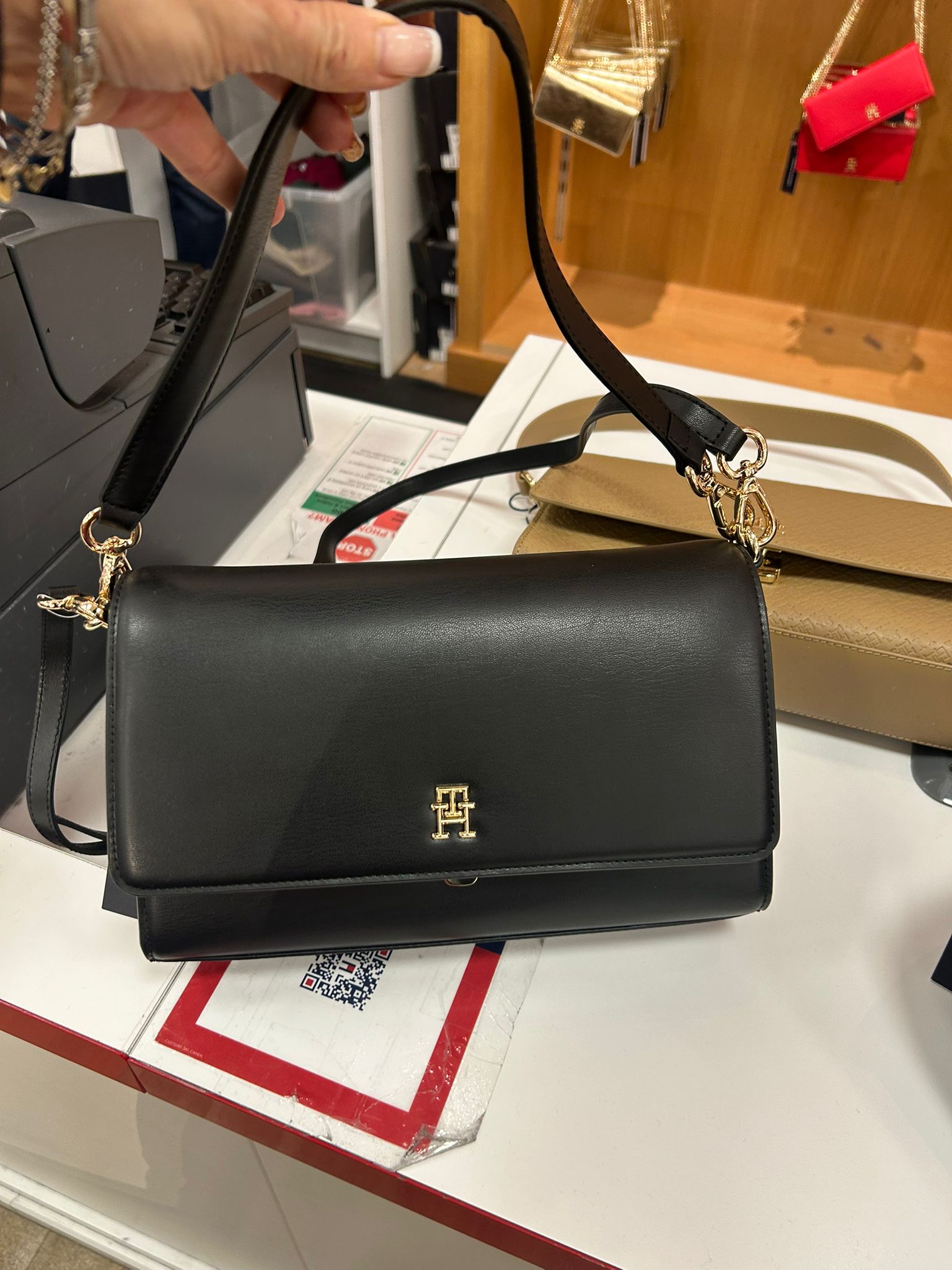 Women's Tommy Pebbled Flap Crossbody Bag black