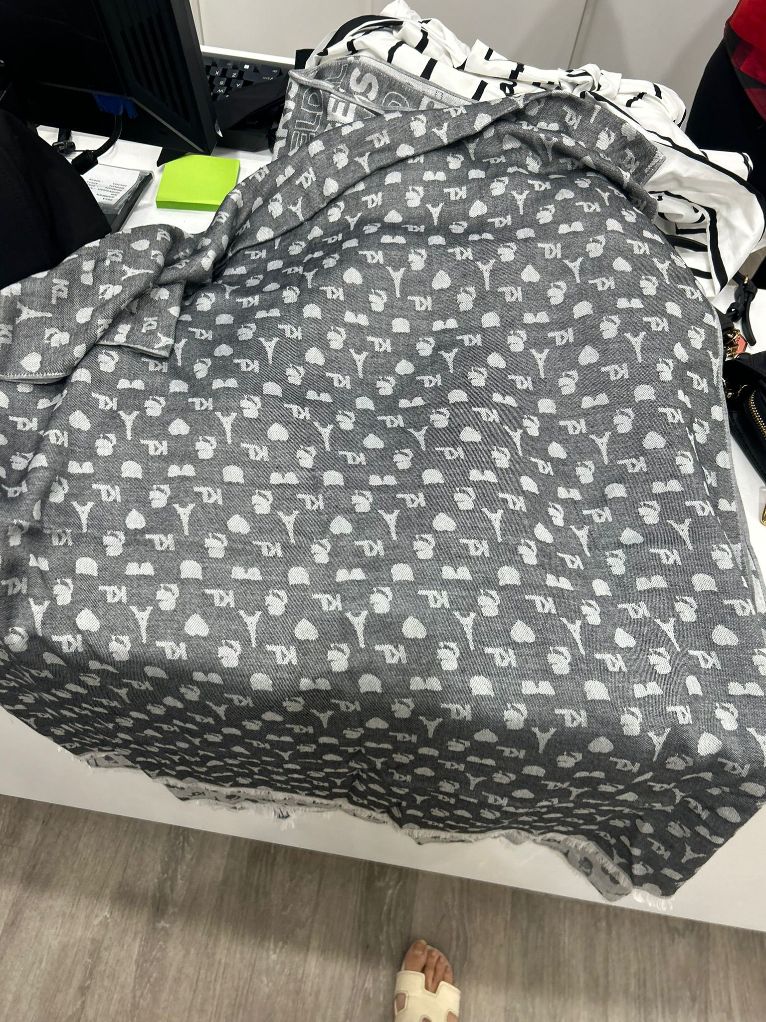 KARL ICON PASHMINA-Black