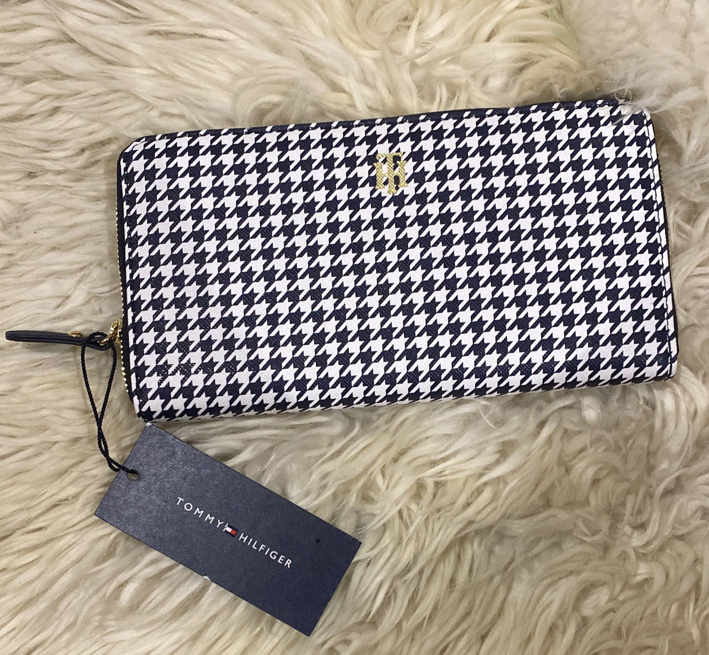 Tommy Hilfiger Women's Classic Zip Around Wallet