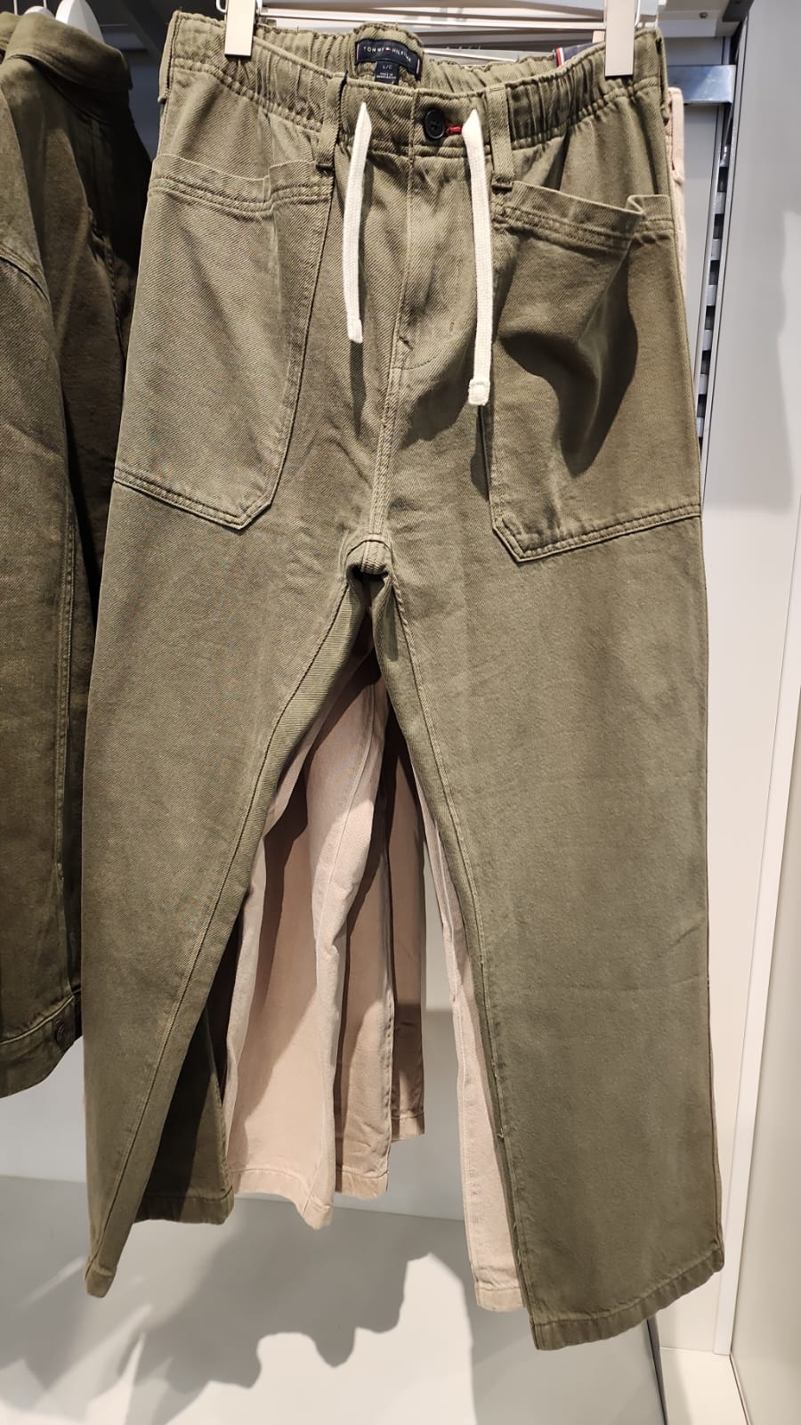 Tommy Mens' Relaxed Fit Drawcord Pant/ Utility Olive
