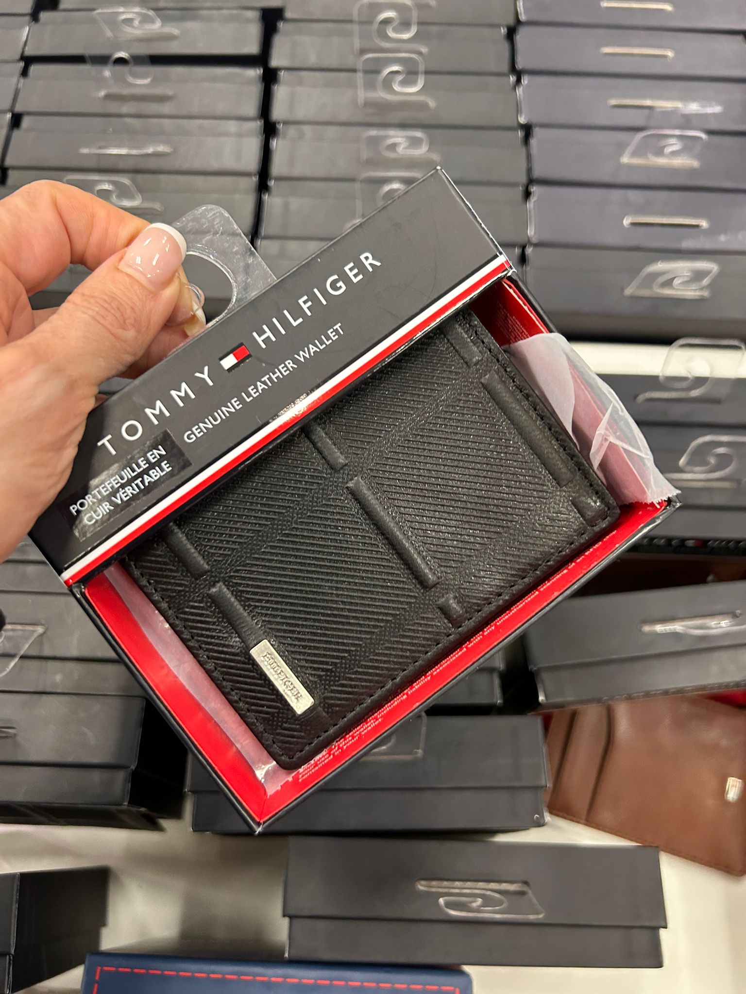 Tommy Mens' Embossed Leather ID Case Bifold Wallet Black