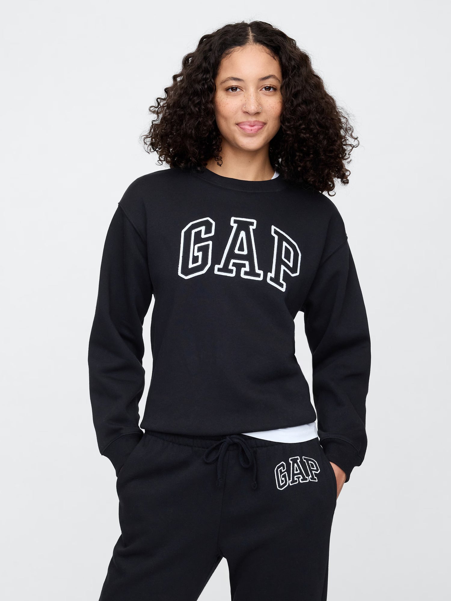 Women Gap Logo Sweatshirt/ black