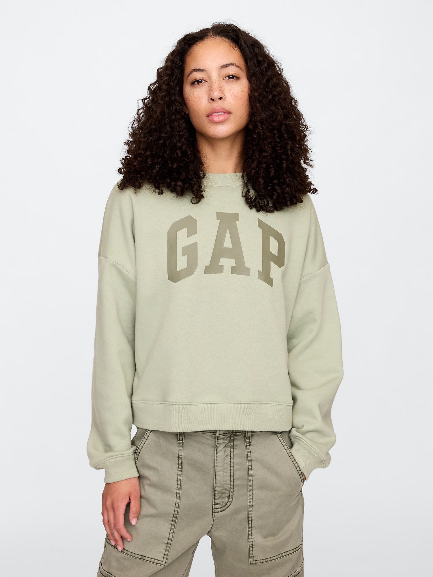 WOMEN Oversized Gap Logo Sweatshirt/ desert sage green