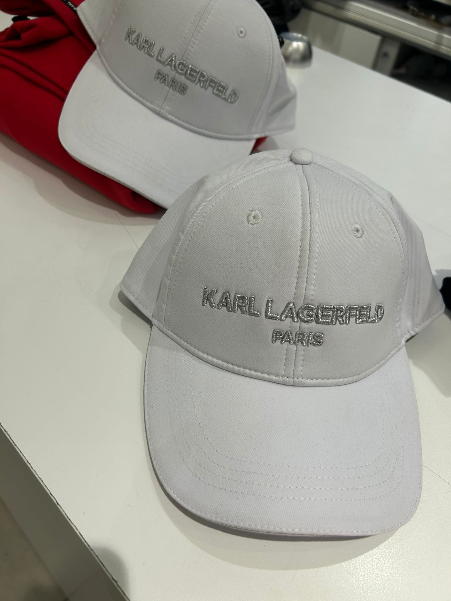 Karl Lagerfeld Paris SPARKLE CAP