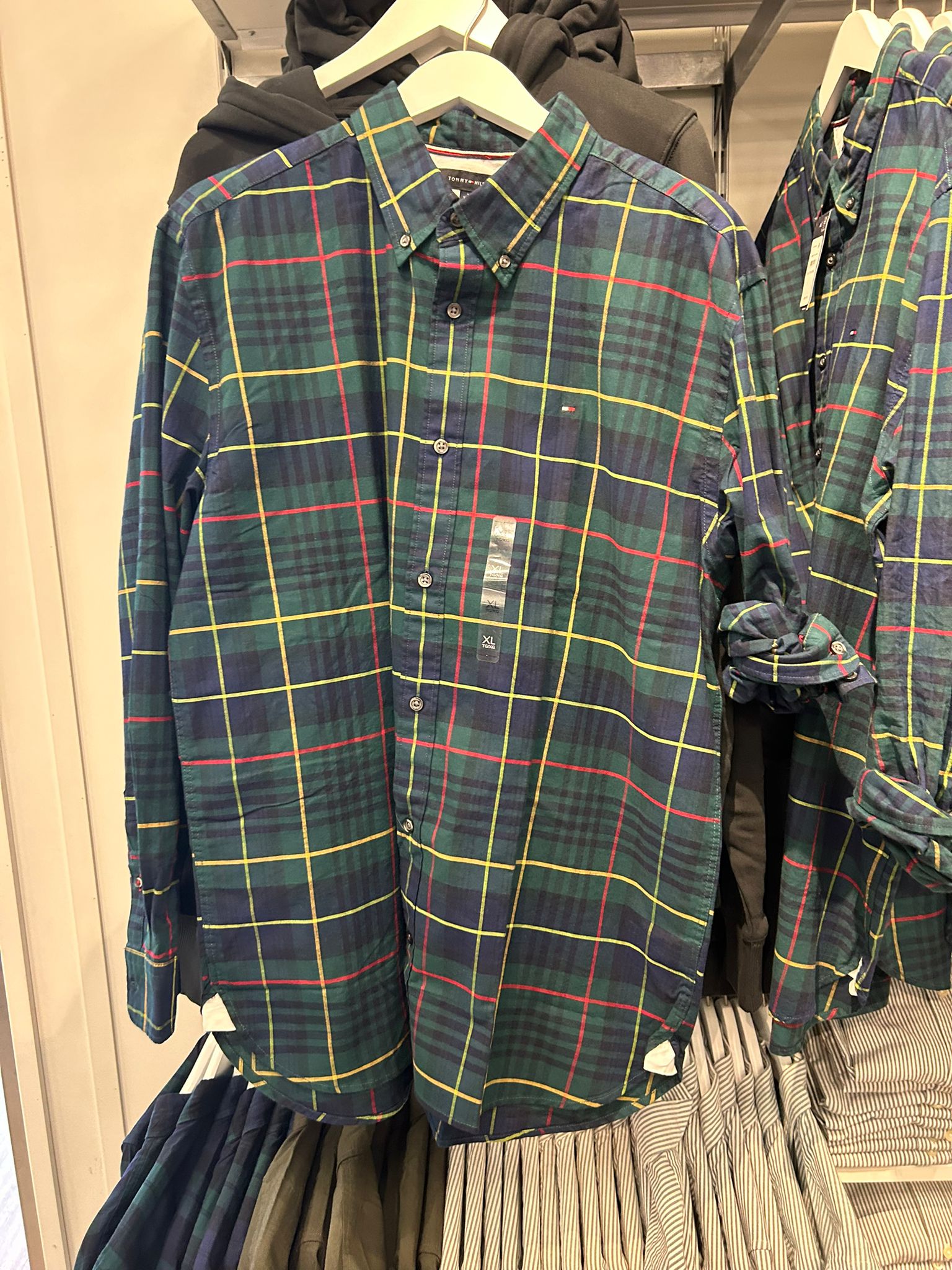 Tommy Mens' Regular Fit Plaid Oxford Shirt