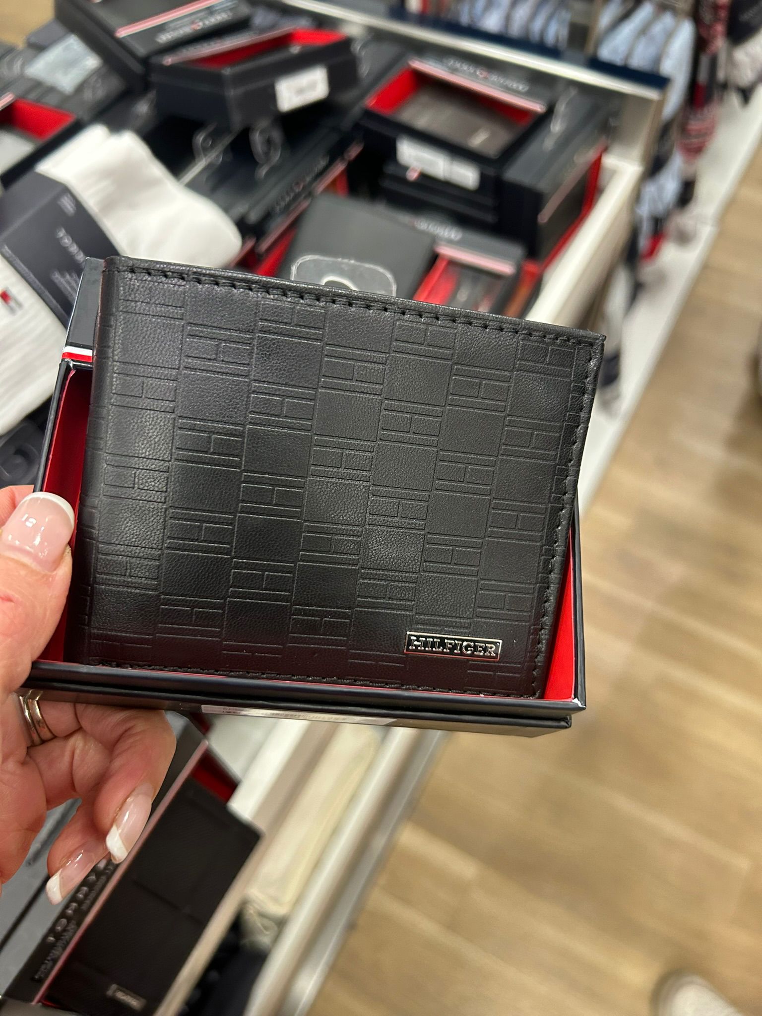 Tommy Hilfiger Men's RFID Logo Embossed Leather Bifol Passcase Wallet BLACK